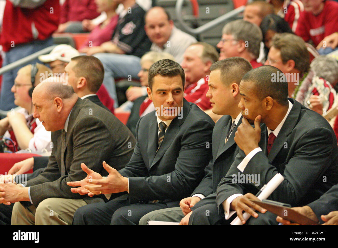 Washington State University Head Coach de basket-ball, Tony Bennett, entretiens avec ses entraîneurs adjoints pendant un match au cour Friel. Banque D'Images