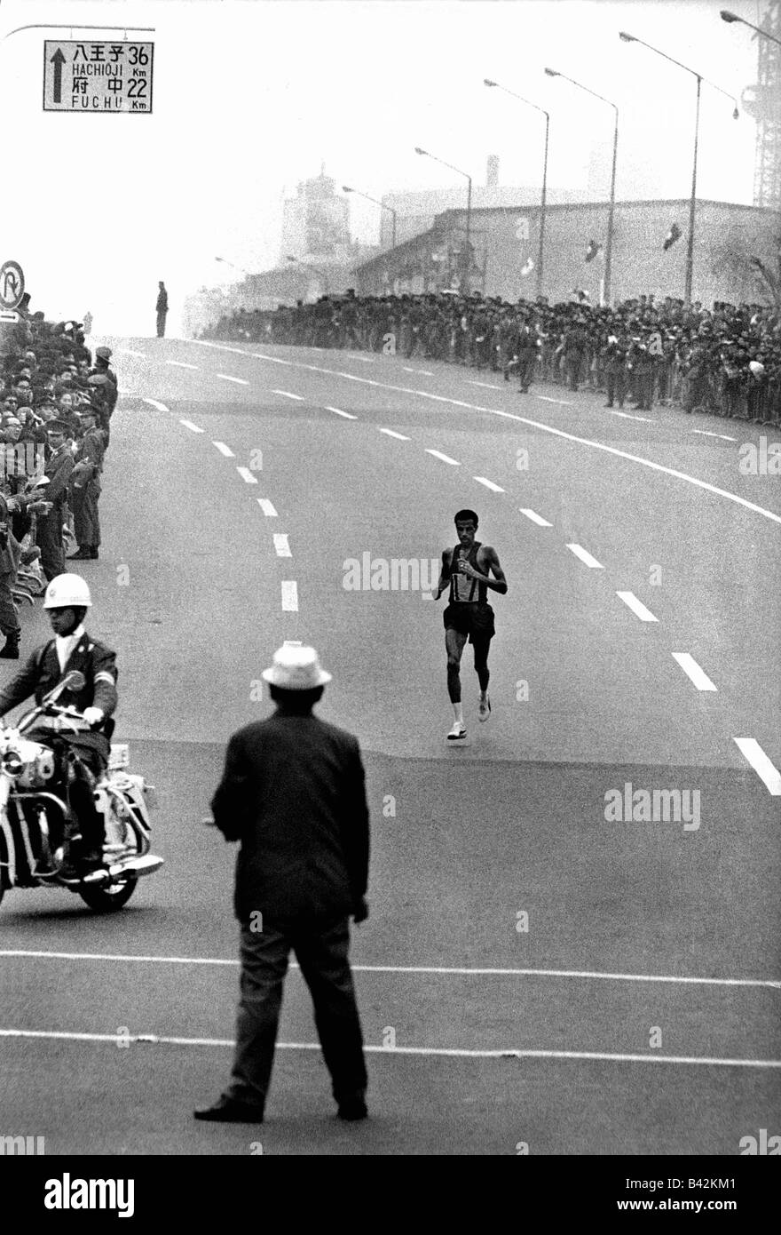 Abebe, Bikila, 7.8.1932 - 25.10.1973, athlète éthiopien, Jeux Olympiques 1964, Tokyo, gagnant de la course marathon, Banque D'Images