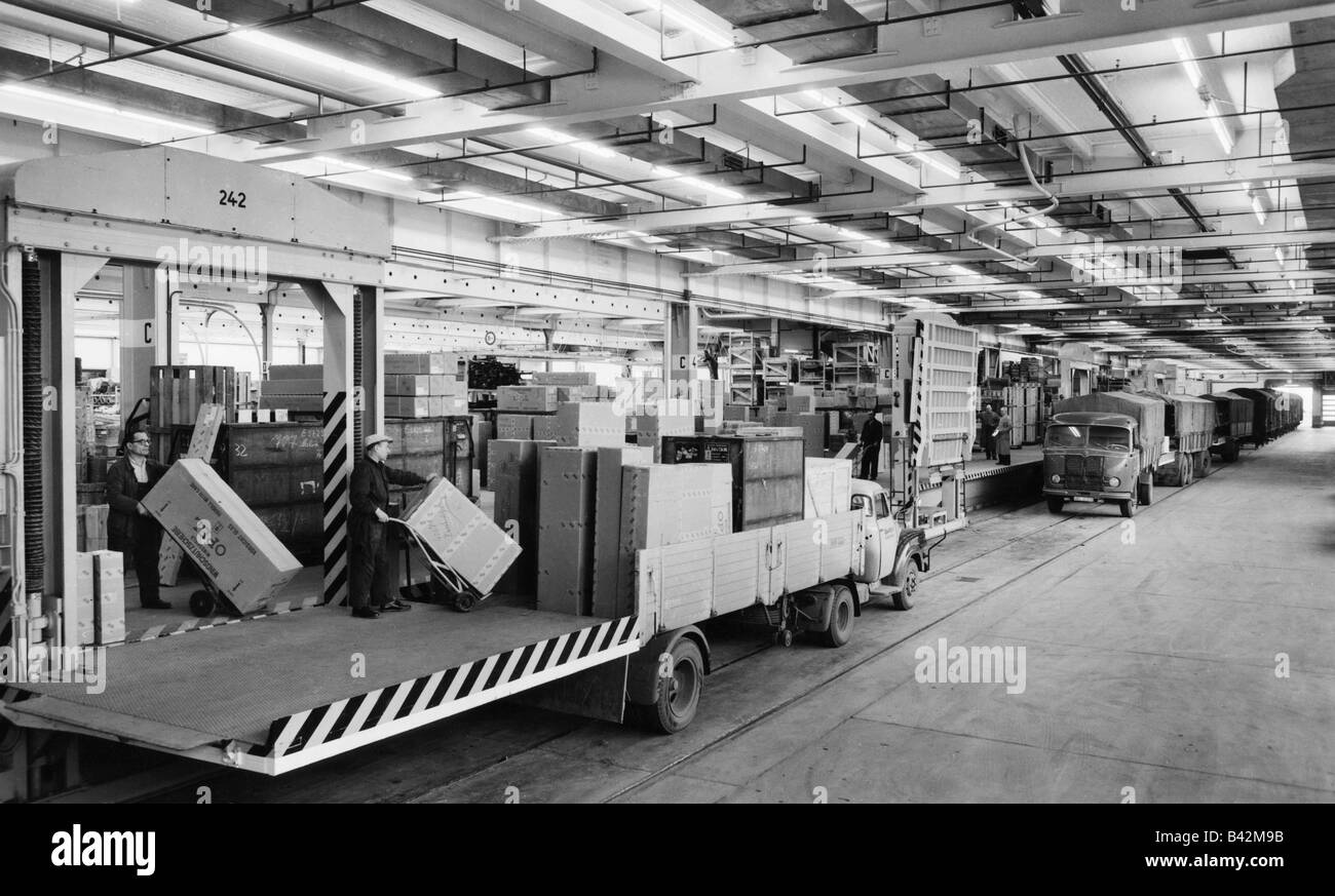 Transport / transport, voitures, Opel, usine, salle de conditionnement avec rampe de chargement, 28.2.1961, Banque D'Images