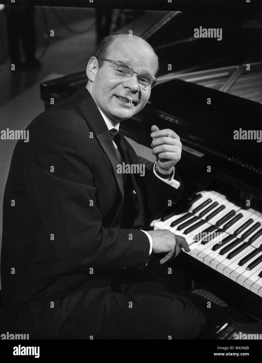 Wolter, Ralf, * 26.11.1926, acteur allemand, dans une émission de télévision 'man muesste Klavier spielen koennen', 1963, Banque D'Images