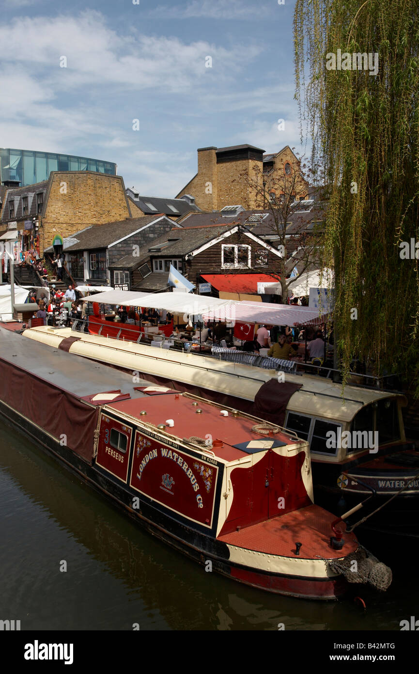 Longs bateaux dans Camden Lock et du marché de Camden, Londres Banque D'Images