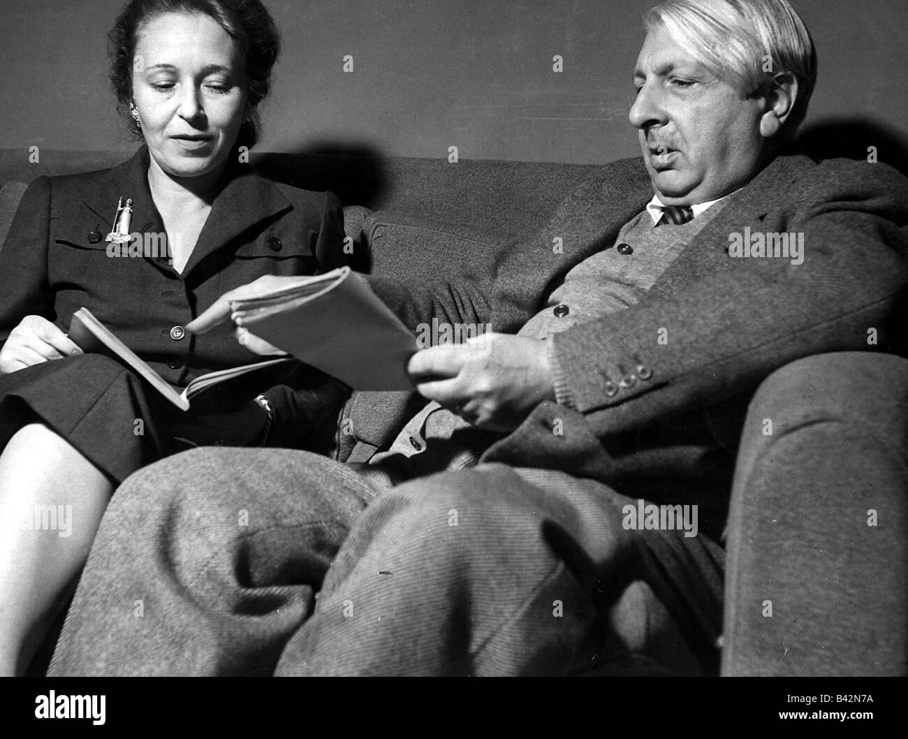 Chirico, Giorgio de, 10.7.1888 - 19.11.1978, artiste italien (peintre), avec sa femme, auteur Isabella Far, lecture, 1950, , Banque D'Images