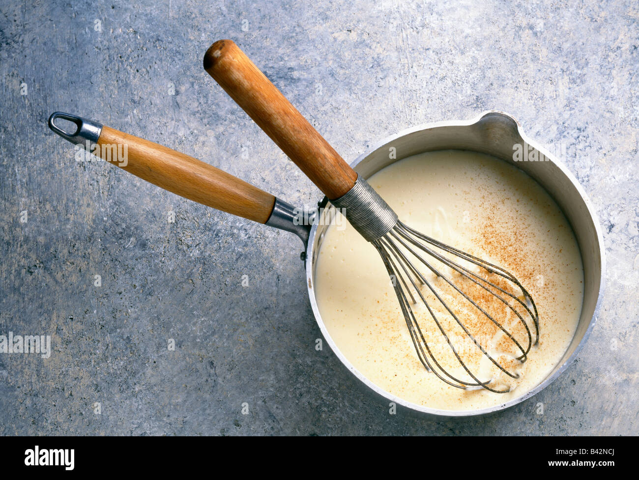 Préparer la sauce béchamel Banque D'Images