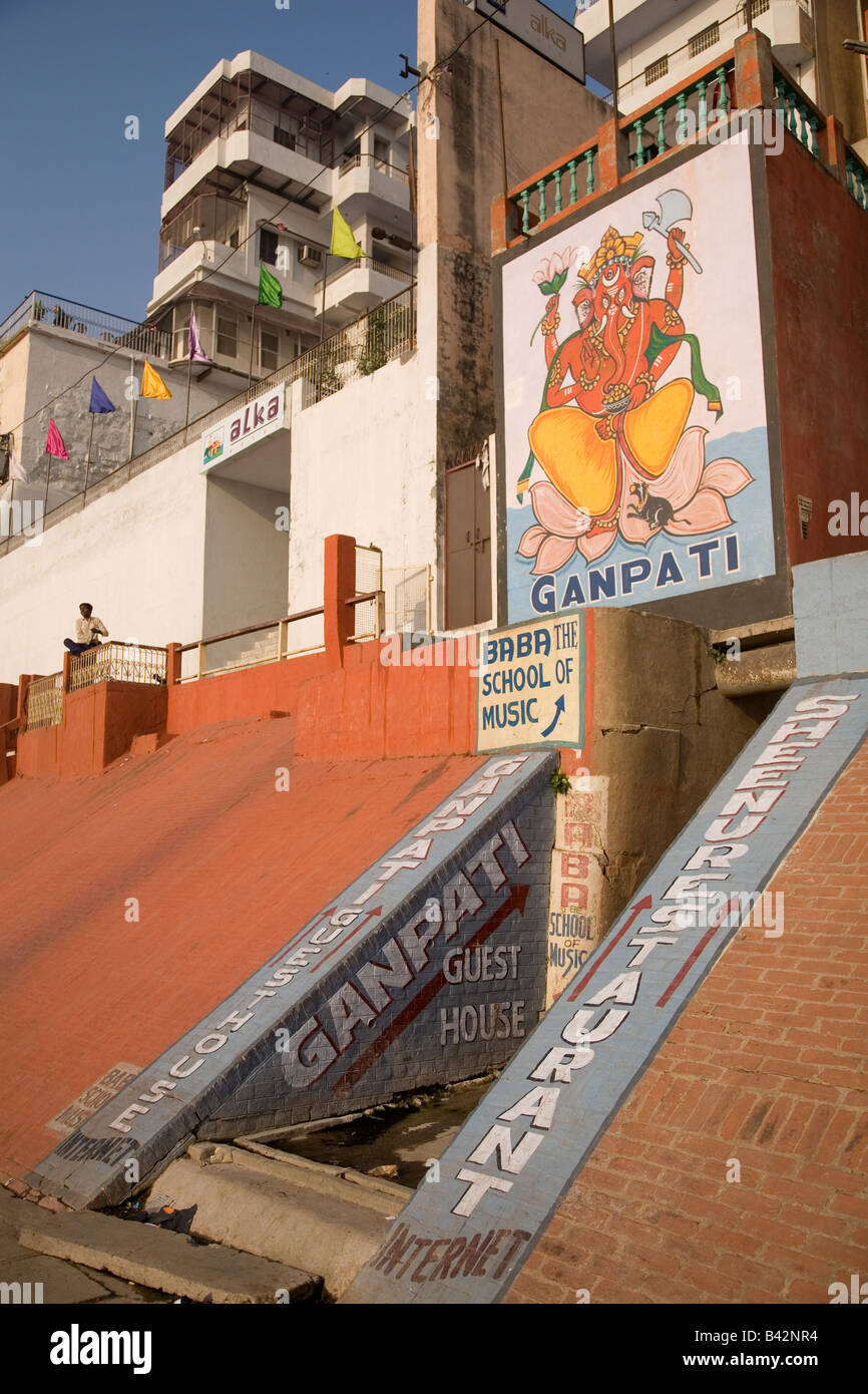Une photo du dieu hindou de nouveaux débuts Ganpati (Ganesh) est peint sur un mur dans la ville de Varanasi, en Inde. Banque D'Images