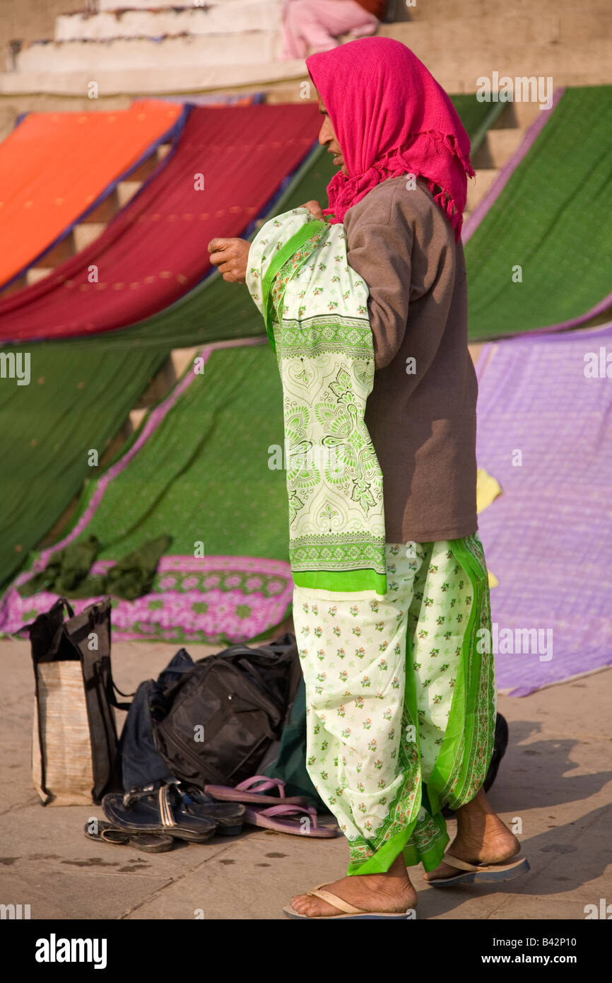 Indian Hindu femme porte un foulard sur sa tête sur le Man Mandir Ghat de la ville de Varanasi, en Inde. Banque D'Images