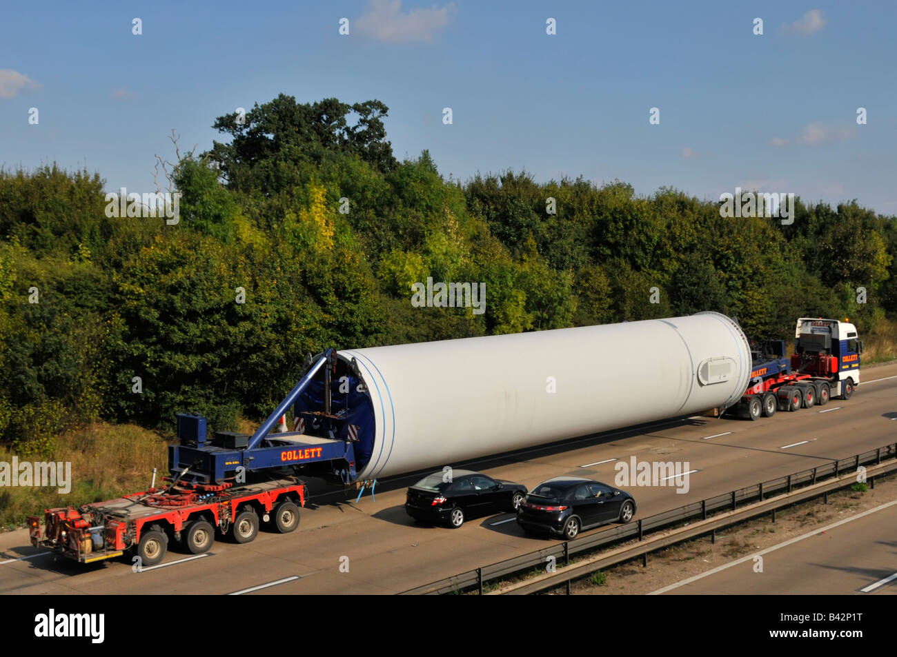 Les spécialistes du transport à longue charge de Collett se déplacent avec des surdimensionnement et des anomalies importants Chargement de bouteilles le long de l'autoroute m25 Angleterre Royaume-Uni Banque D'Images