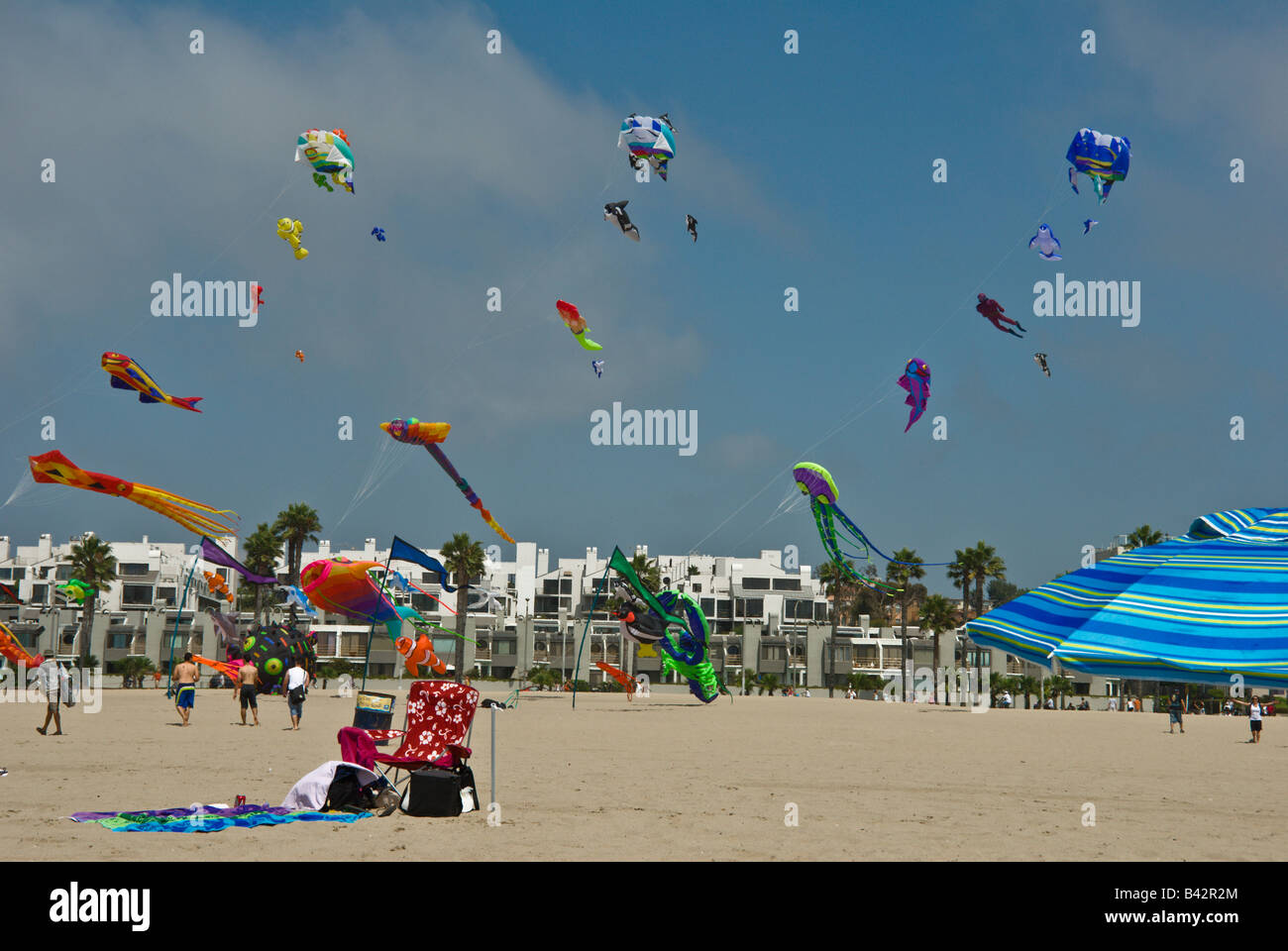La plage de Santa Monica Los Angeles CA Les gens se détendre, nager, prendre le soleil avec des cerfs-volants l'amusement jouer des jeux, châteaux, randonnée pédestre Banque D'Images