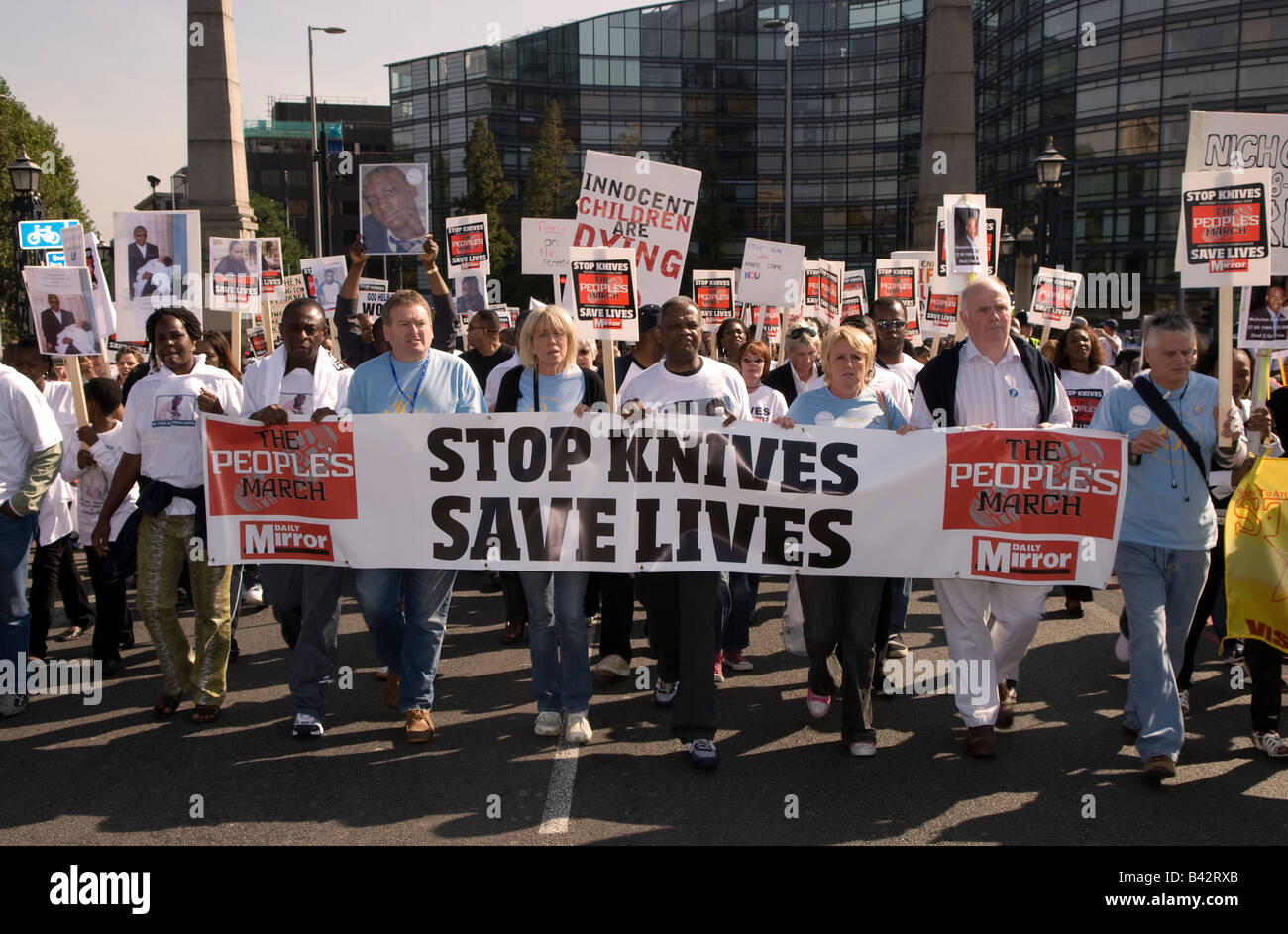 Les personnes assistant à la mars, 20 septembre 2008, Londres Mars et manif contre l'épidémie de criminalité couteau Banque D'Images