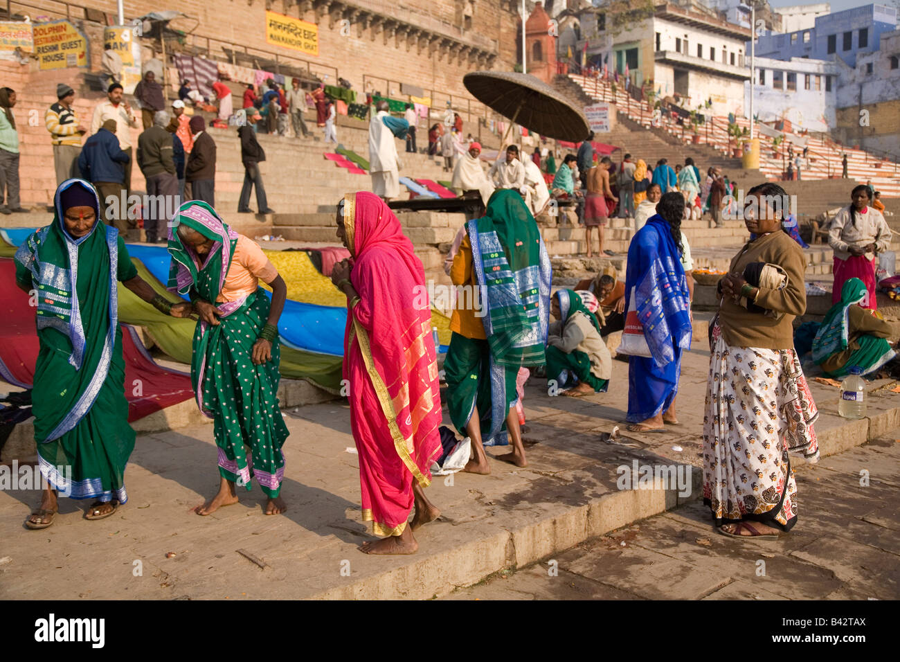 Les femmes hindoues indiennes portant des foulards sur la tête sur le Man Mandir Ghat de la ville de Varanasi, en Inde. Banque D'Images