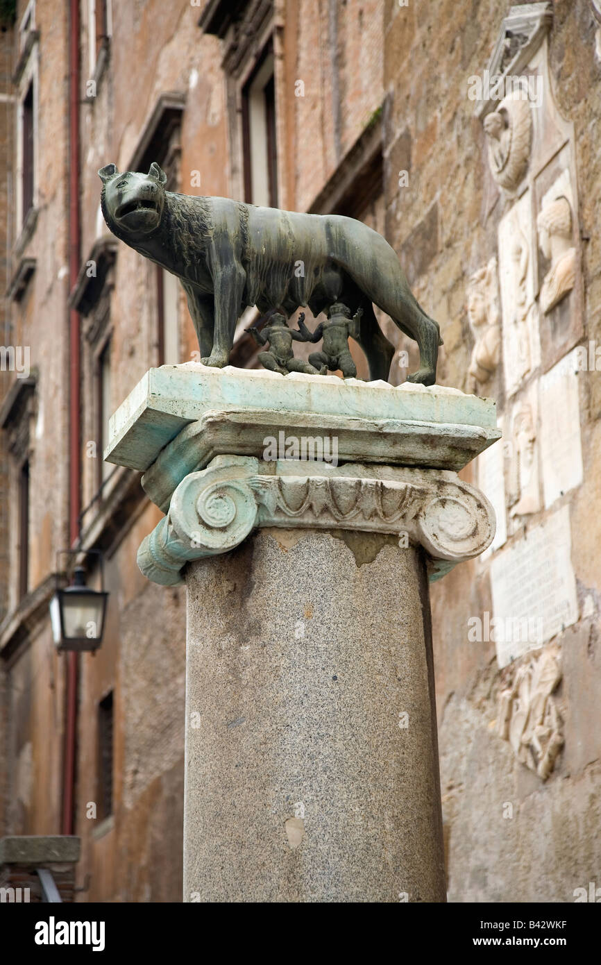 La Louve du Capitole, la célèbre statue étrusque sur la colonne près de Forum Romain, Rome