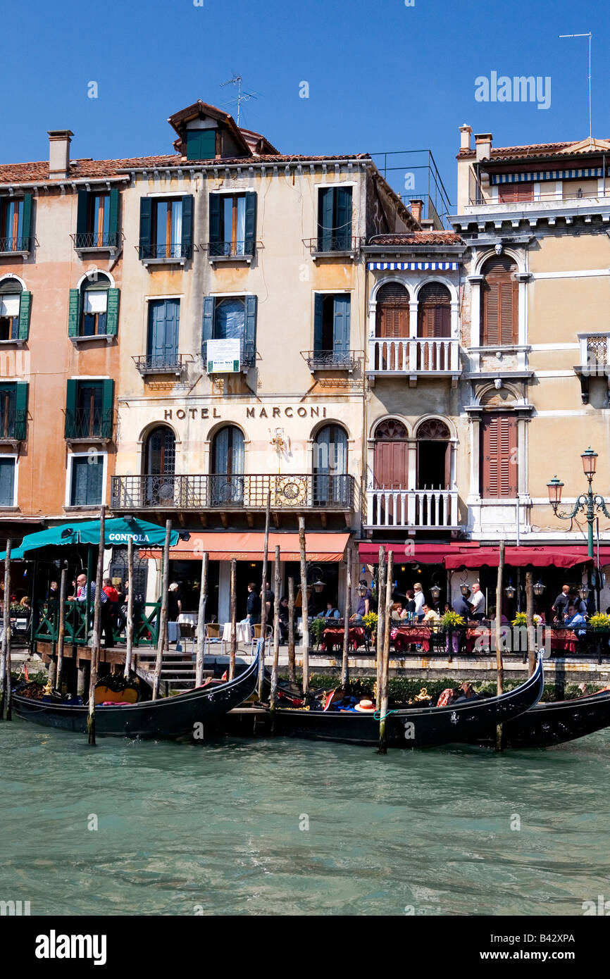 L'hôtel Marconi sur les rives du Grand canal avec gondoles amarrées devant Venise Italie Banque D'Images