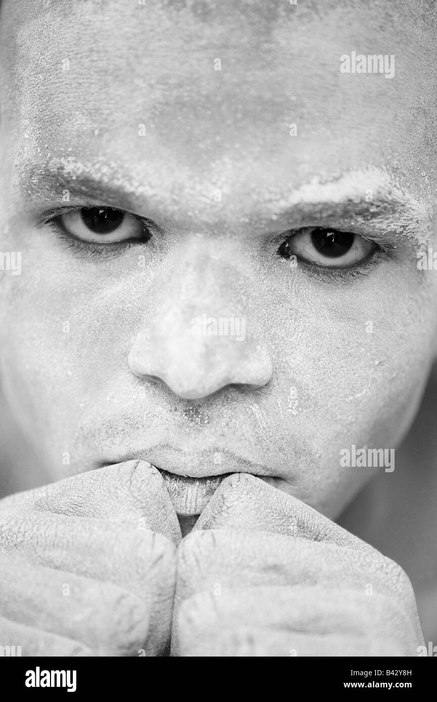 Jeune Indien homme couvert de cendres sacrées Banque D'Images