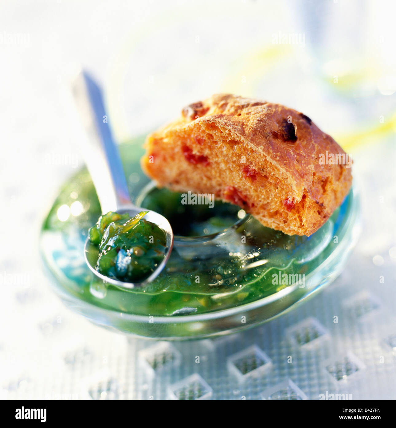 Pain à la tomate avec confiture de tomate verte Banque D'Images