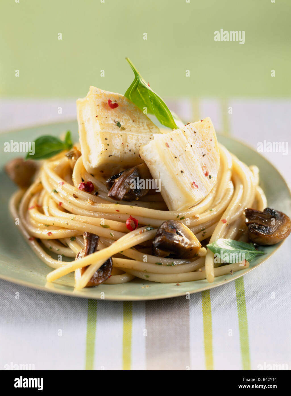 Nid de spaghetti avec du fromage rocamadour Banque D'Images
