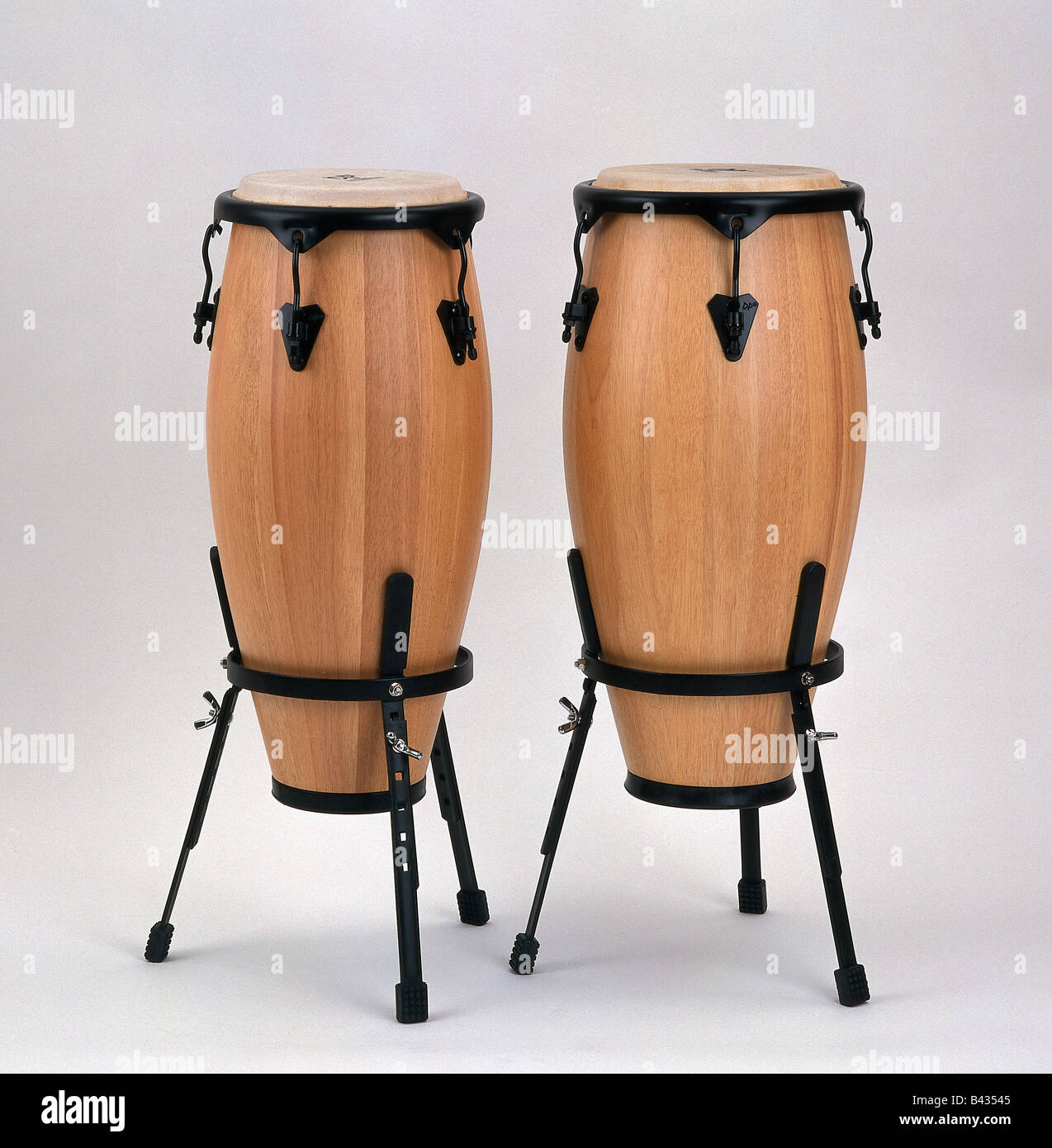 La musique, les instruments, la batterie, la conga, instrument à  percussion, congas Photo Stock - Alamy