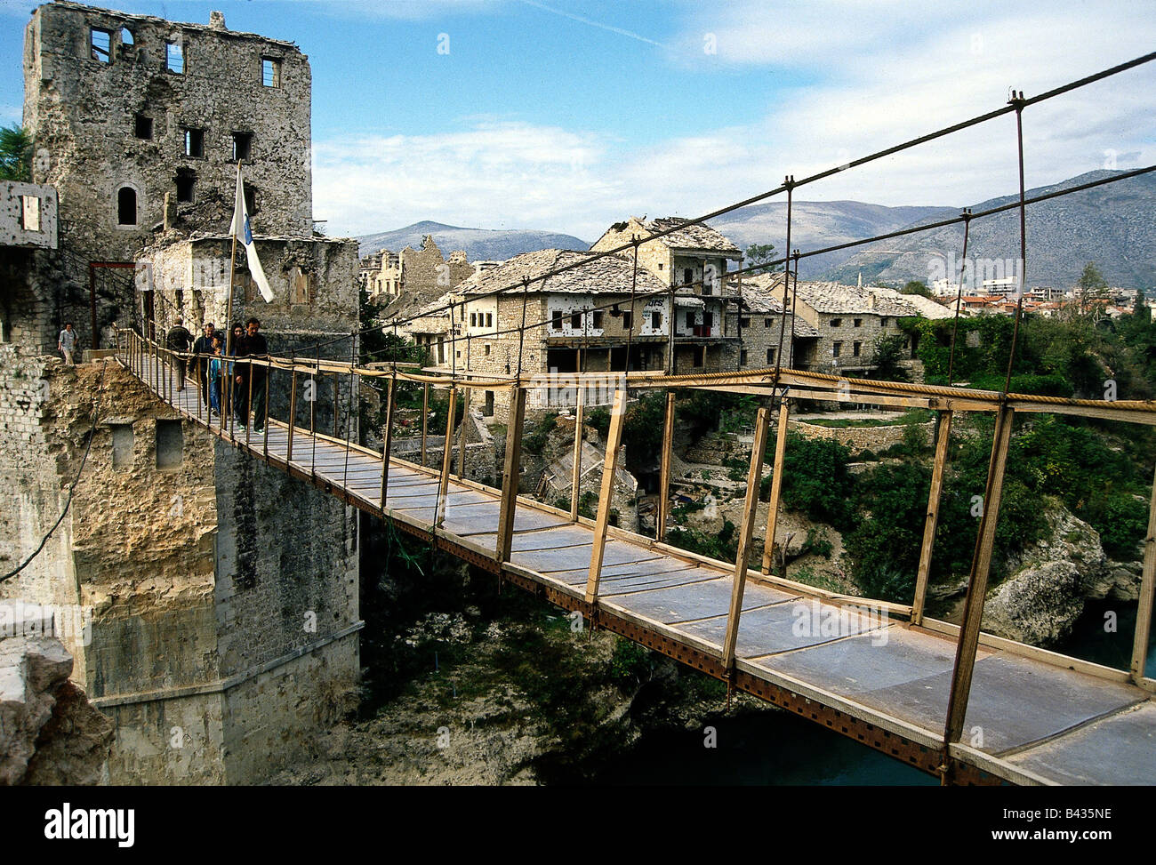 Événements, guerre de Bosnie 1992 - 1995, Mostar, pont suspendu provisoire sur le fleuve Neretva, 1994, Bosnien-Herzegowina, Bosnien - Herzegowina, destruction, pont détruit, drapeau, Yougoslavie, guerres yougoslaves, Balkans, conflit, peuple, années 1990, années 90, XXe siècle, historique, Banque D'Images