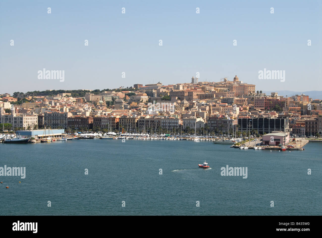 Vue sur le terminal de croisière et marina Cagliari Sardaigne Italie Banque D'Images