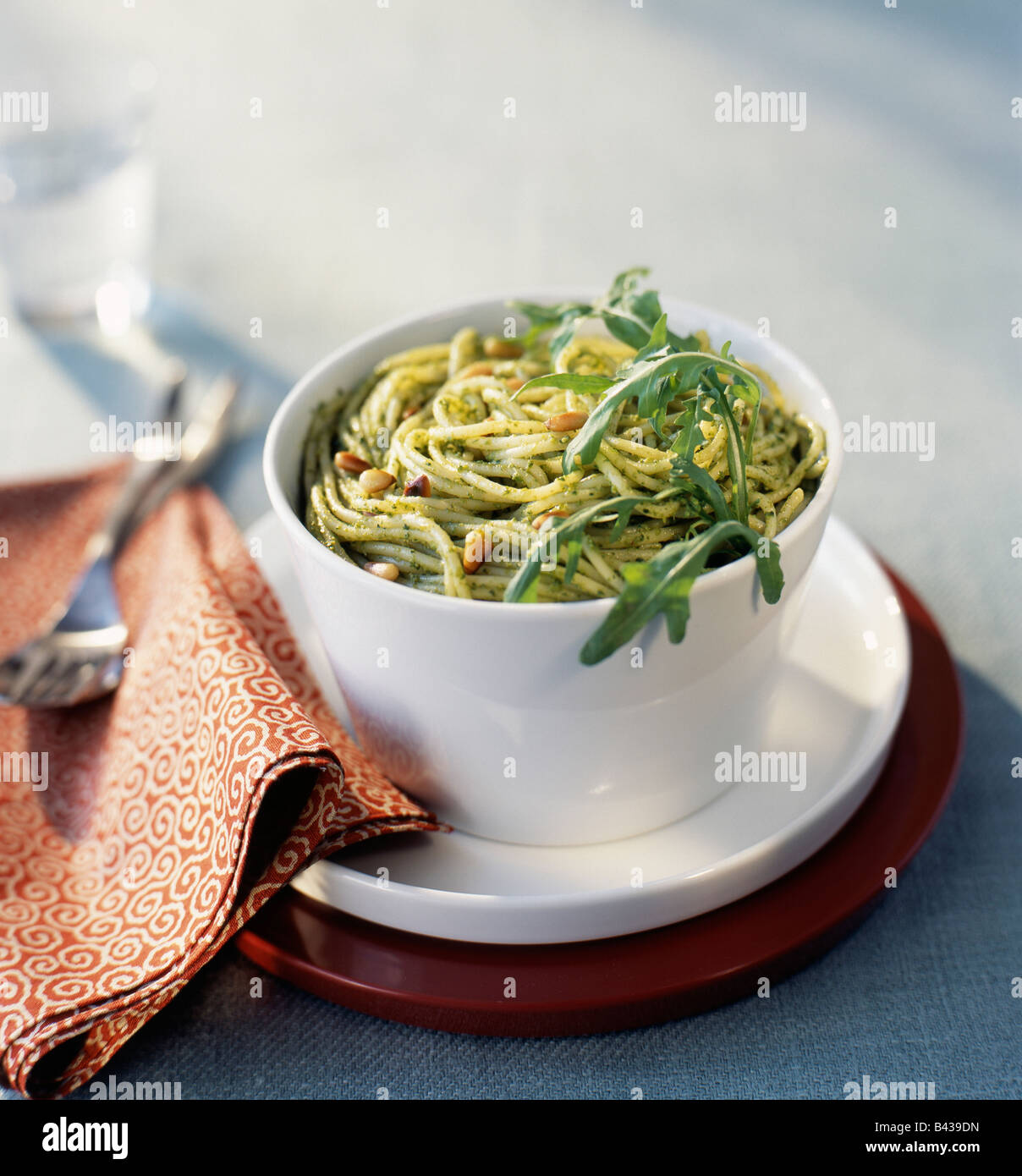 Spaghettis avec fusée et pistou Banque D'Images