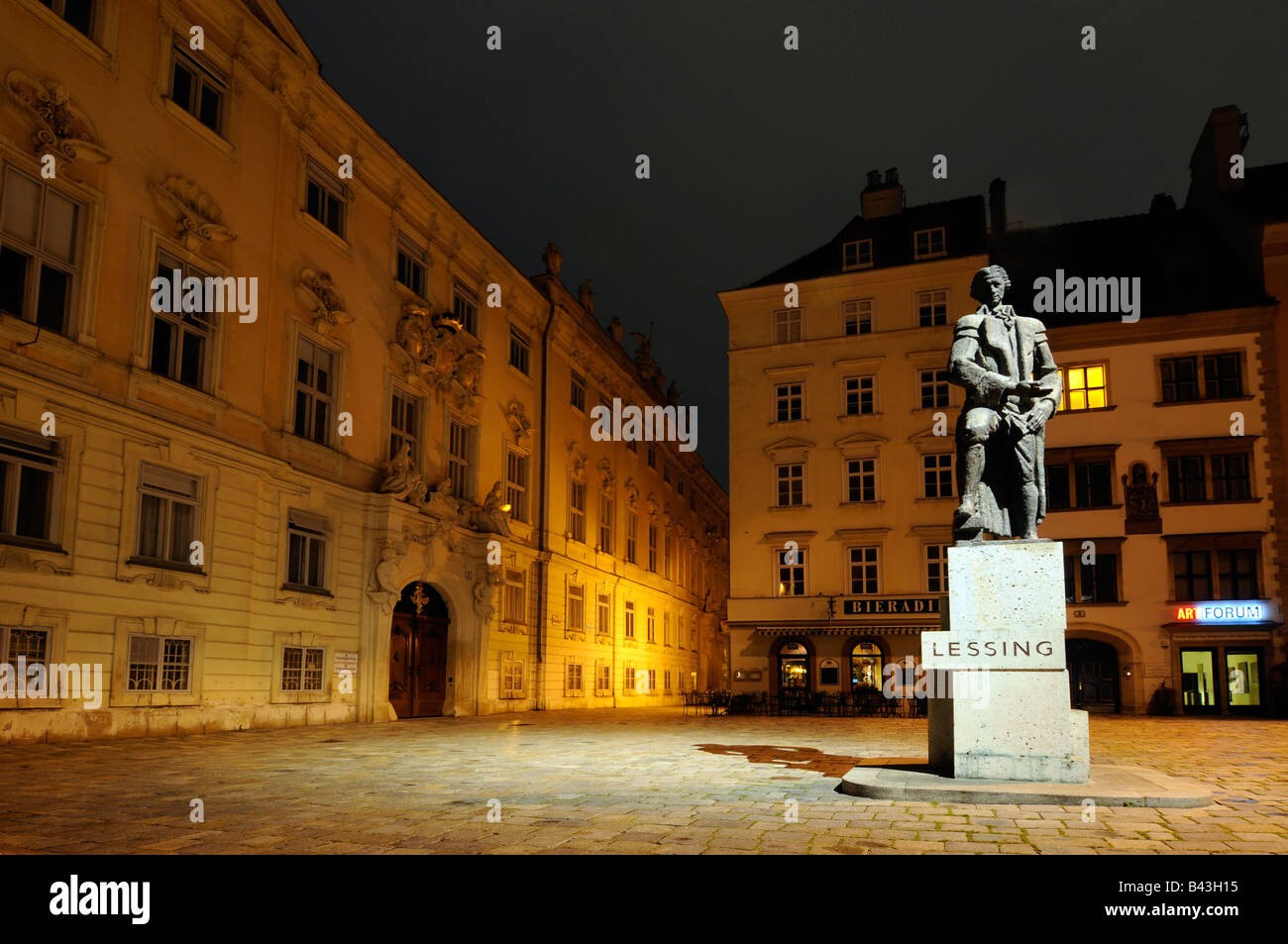 Le magnifique Judenplatz la nuit, avec la statue du célèbre écrivain allemand Lessing, à Vienne, Autriche. Banque D'Images