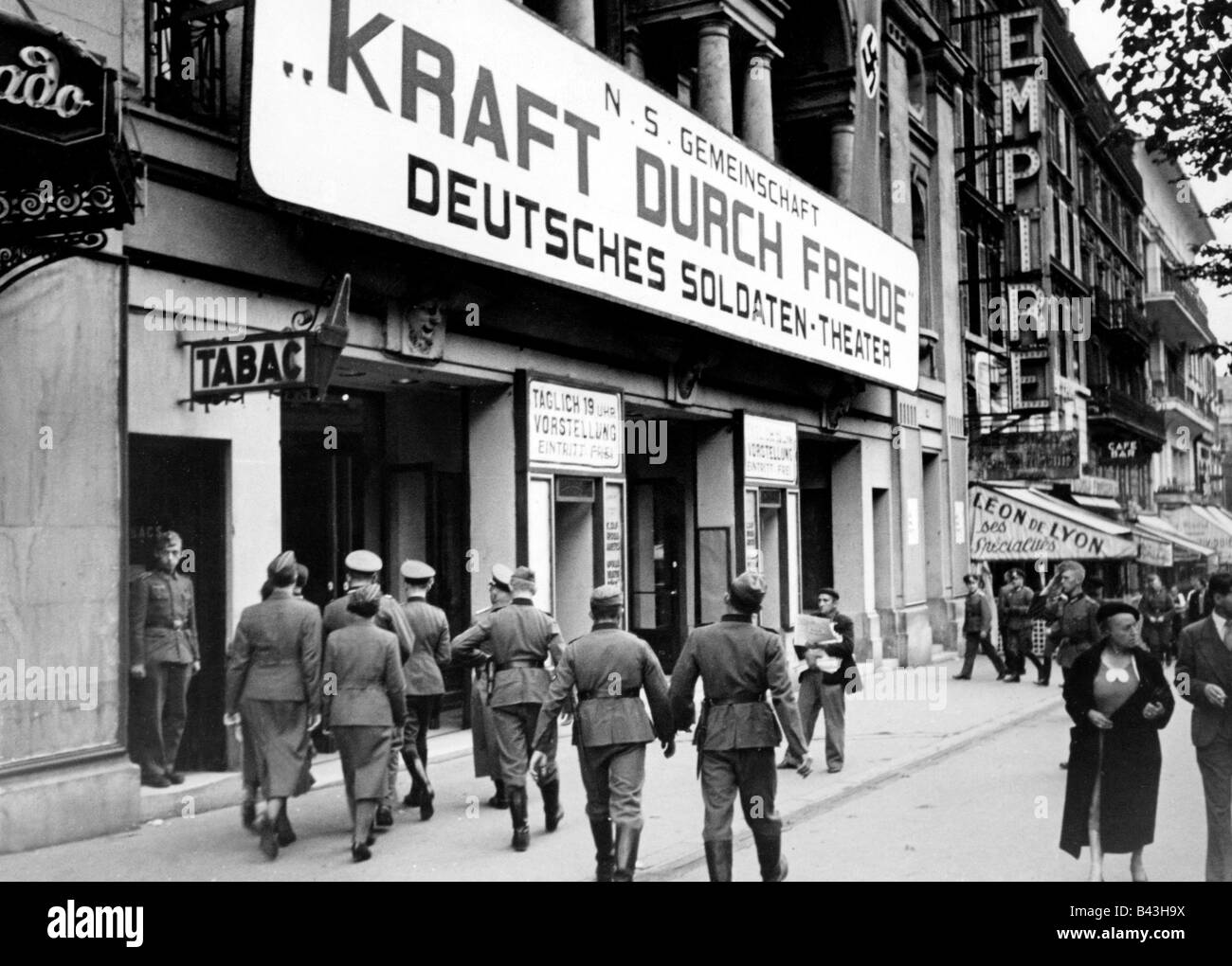 Événements, seconde Guerre mondiale / seconde Guerre mondiale, France, occupation allemande, théâtre pour les soldats allemands, dirigé par l'organisation 'Kraft durch Freude' (Force Par la joie) à Paris, Théâtre de l'Empire, Avenue de Wagram, vers 1941, Banque D'Images