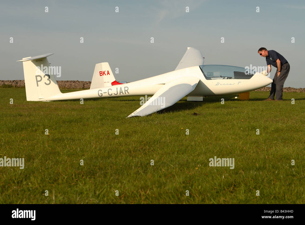 Schempp Hirth Discus BT glider sailplane lavées polis dans la soirée après une journée de battant Banque D'Images