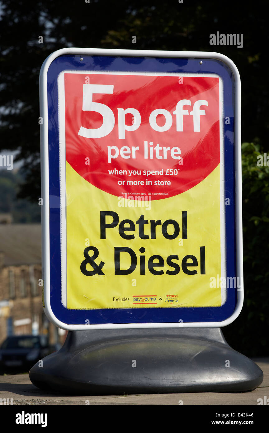 Supermarché TESCO : ESSENCE ET DIESEL DISCOUNT COUPE SIGN Banque D'Images