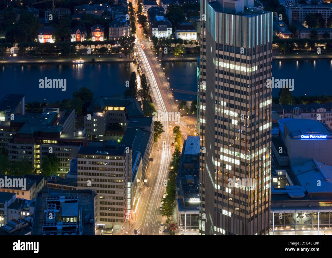 La Banque centrale européenne et la rivière Main à Francfort dans la nuit Banque D'Images