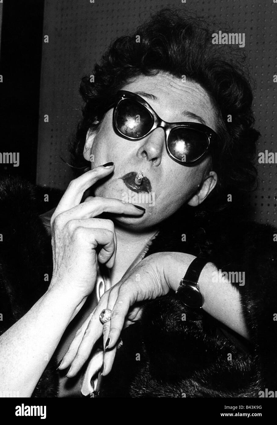 Leander, Zarah, 15.3.1907 - 23.6.1981, actrice et chanteuse suédoise, portrait, avec cigarette, années 1960, Banque D'Images