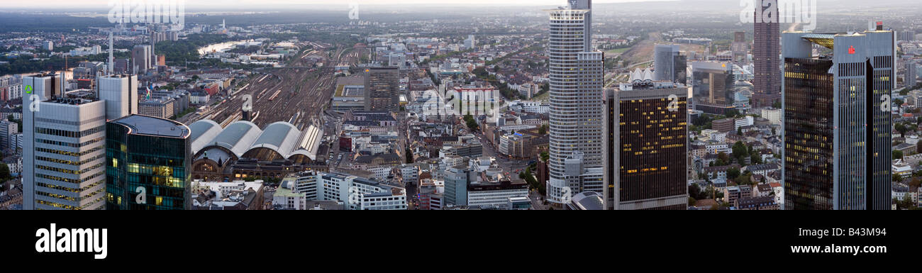 Vaste panorama haute résolution de Frankfurt Hauptbahnhof et de la CDB Banque D'Images