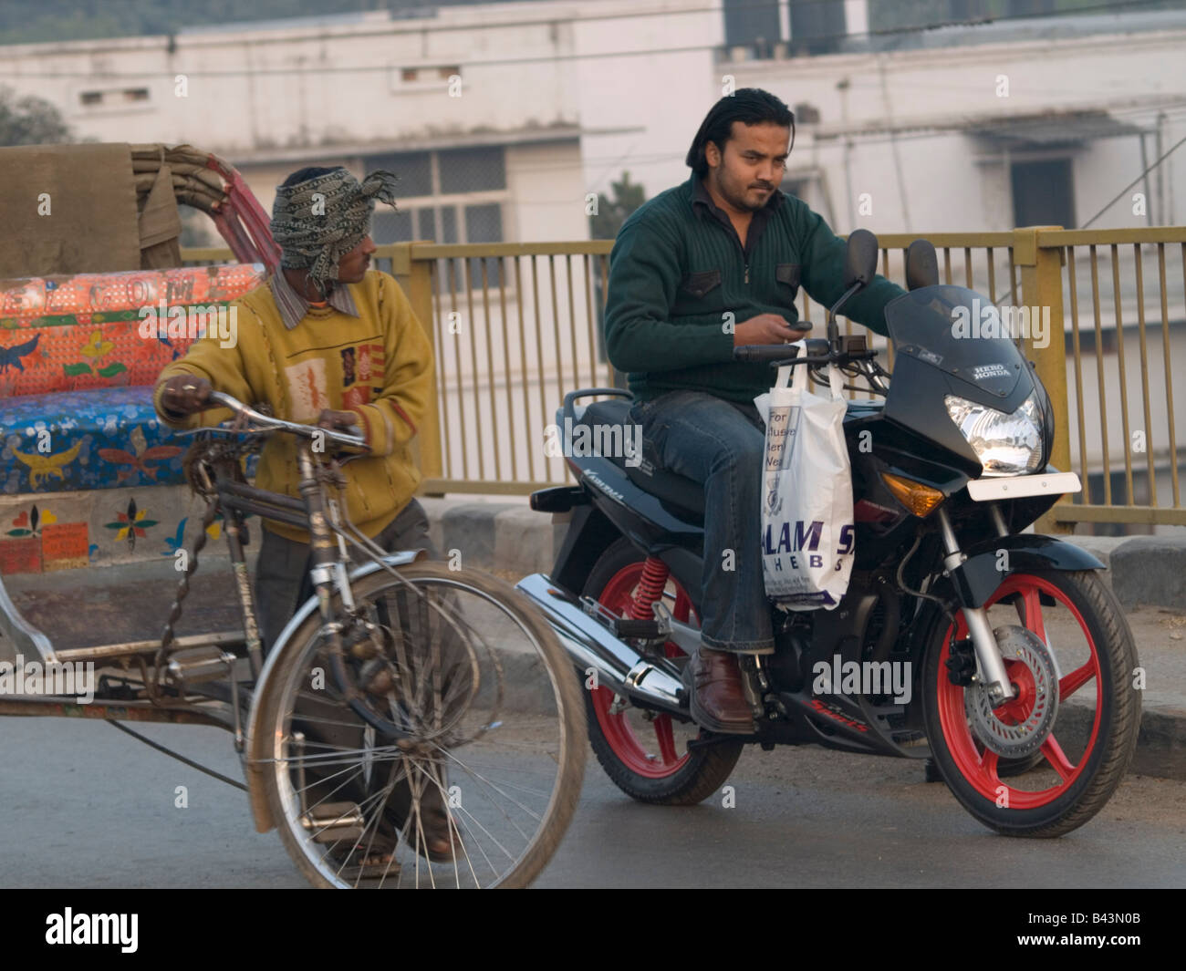 Location d'un conducteur de pousse-pousse les yeux un pilote moto avec un téléphone cellulaire dans l'Uttar Pradesh Varanasi Inde Banque D'Images