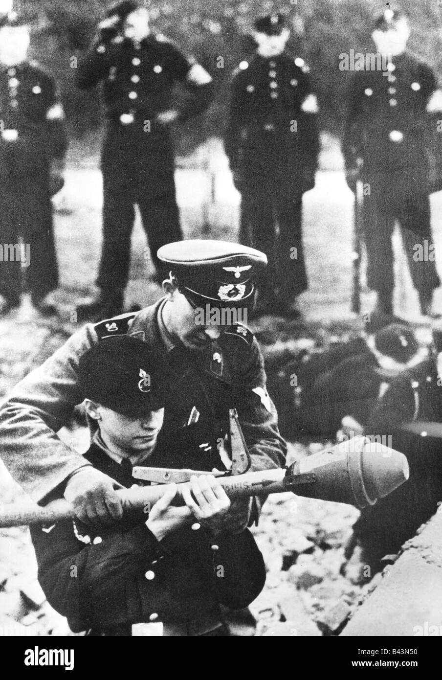 Événements, seconde Guerre mondiale / seconde Guerre mondiale, Allemagne, Bataille de Berlin, soldat allemand expliquant à un jeune garçon Hitler comment gérer un Panzerfaust, avril 1945, Banque D'Images