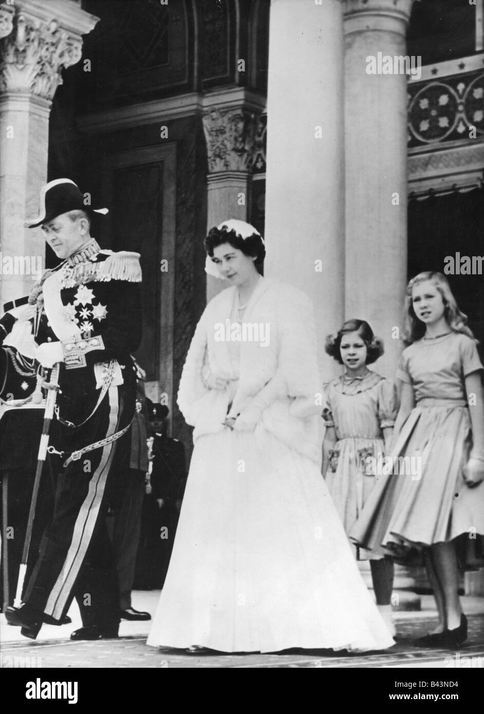 Paul I, 14.12.1901 - 6.3.1964, roi de Grèce 1947 - 1964, avec sa femme Friederike, laissant la cathédrale, Athènes, 1953, derrière eux les princesses Sophia et Irene, Banque D'Images