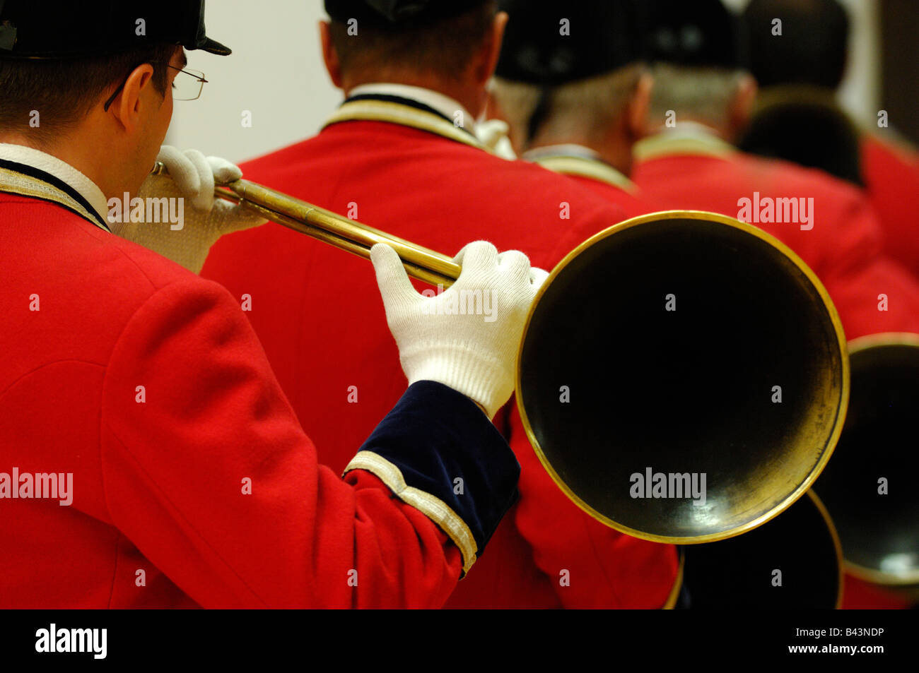 Groupe de musiciens qui jouent sur cor de chasse et avec robe rouge traditionnelle - France Banque D'Images