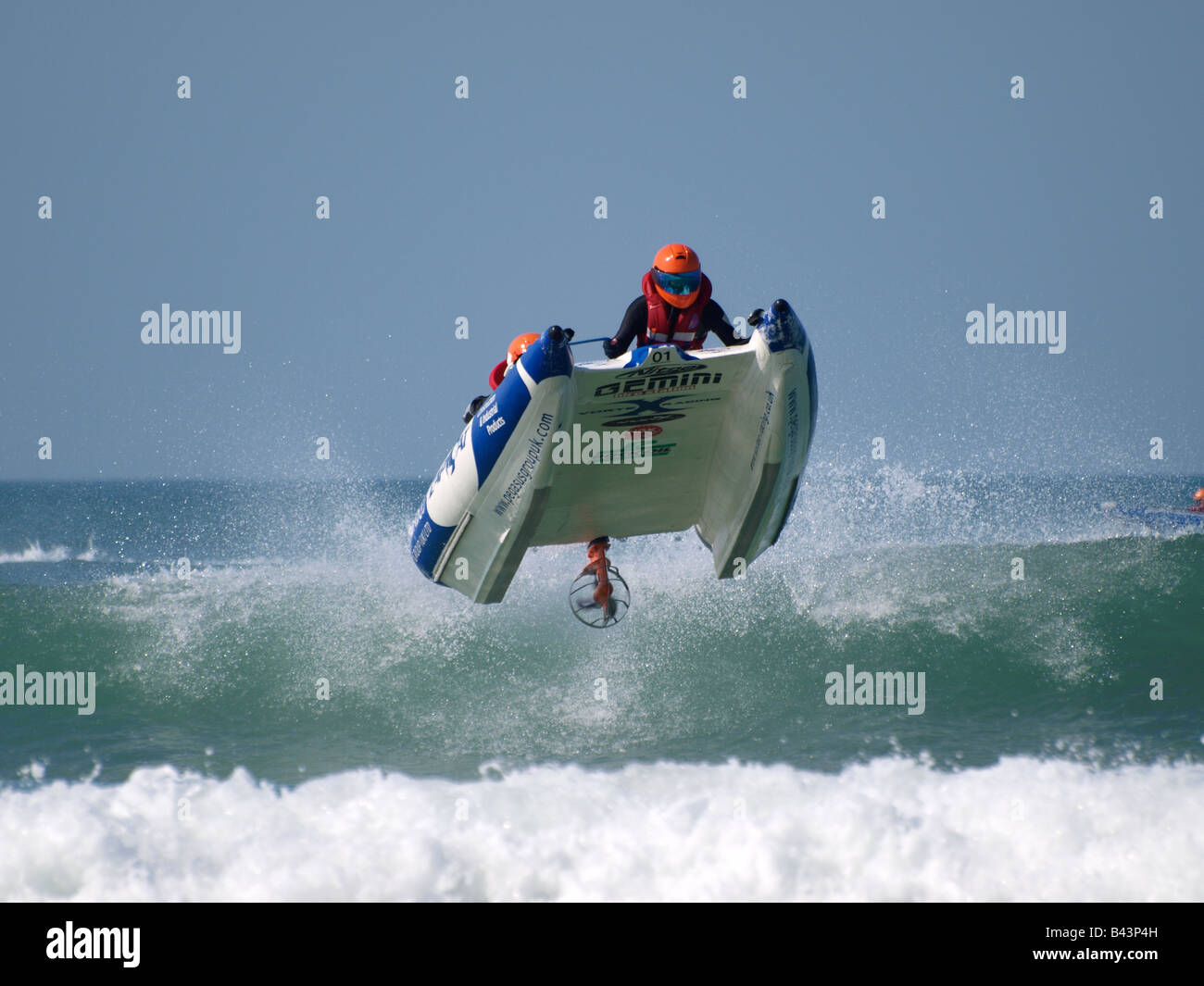 Dans l'équipage au cours de l'action 2008 Zapcat Bateau de Moteur à la finale du Championnat National Watergate Bay, Cornwall Banque D'Images