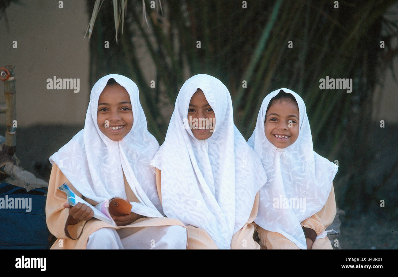 Géographie / voyage, Oman, personnes, groupe d'écoliers à Sohar, filles avec headscarfs, l'Islam, les Musulmans, , Additional-Rights Clearance-Info-Not-Available- Banque D'Images