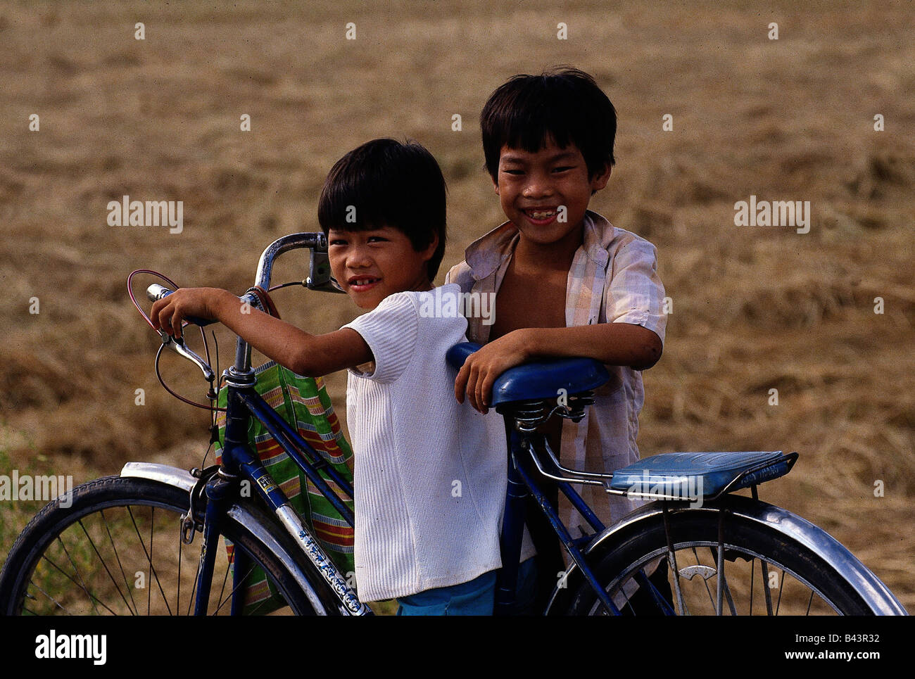 Géographie / voyage, Vietnam, personnes, deux petits garçons à vélo, le  delta du Mékong à Vinh Long, les enfants, , Additional-Rights  Clearance-Info-Not-Available Photo Stock - Alamy