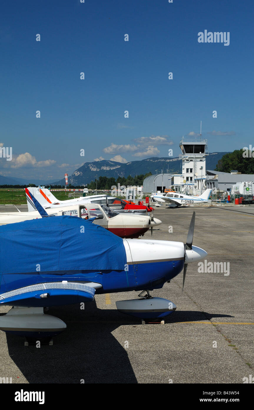 Avions privés sur le parking de l'aéroport de Chambéry Aéroport de Chambéry - Savoie - France - Europe Banque D'Images