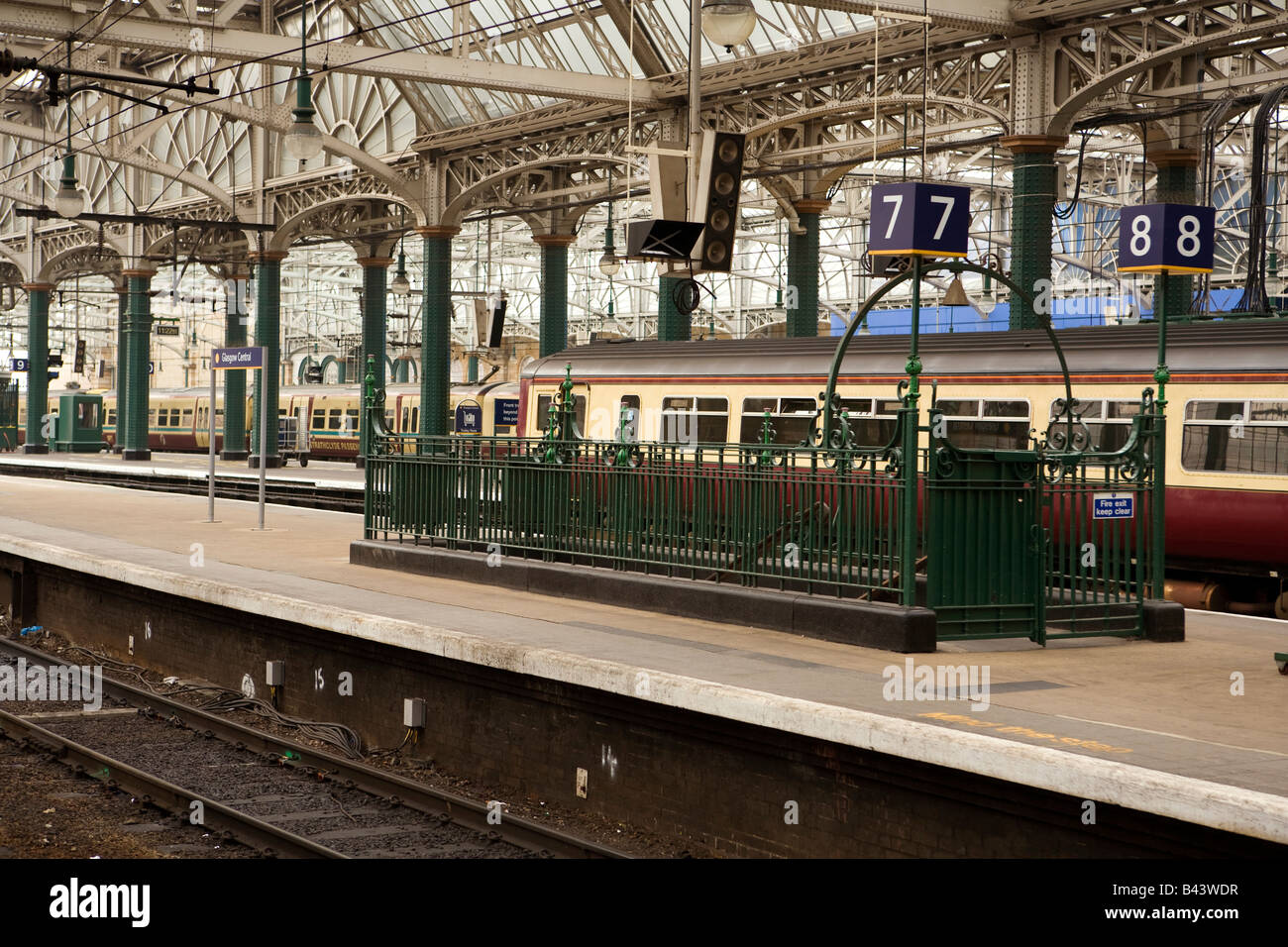 UK Ecosse La gare centrale de Glasgow escaliers ferronnerie décorative de la plate-forme Banque D'Images