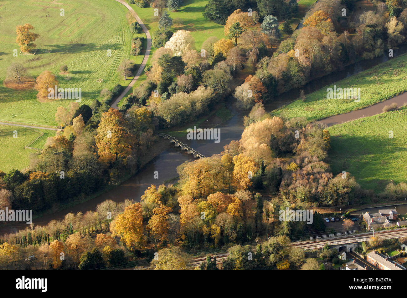 Une vue aérienne du pont sur l'Essex Shugborough Estate dans le Staffordshire en automne Banque D'Images