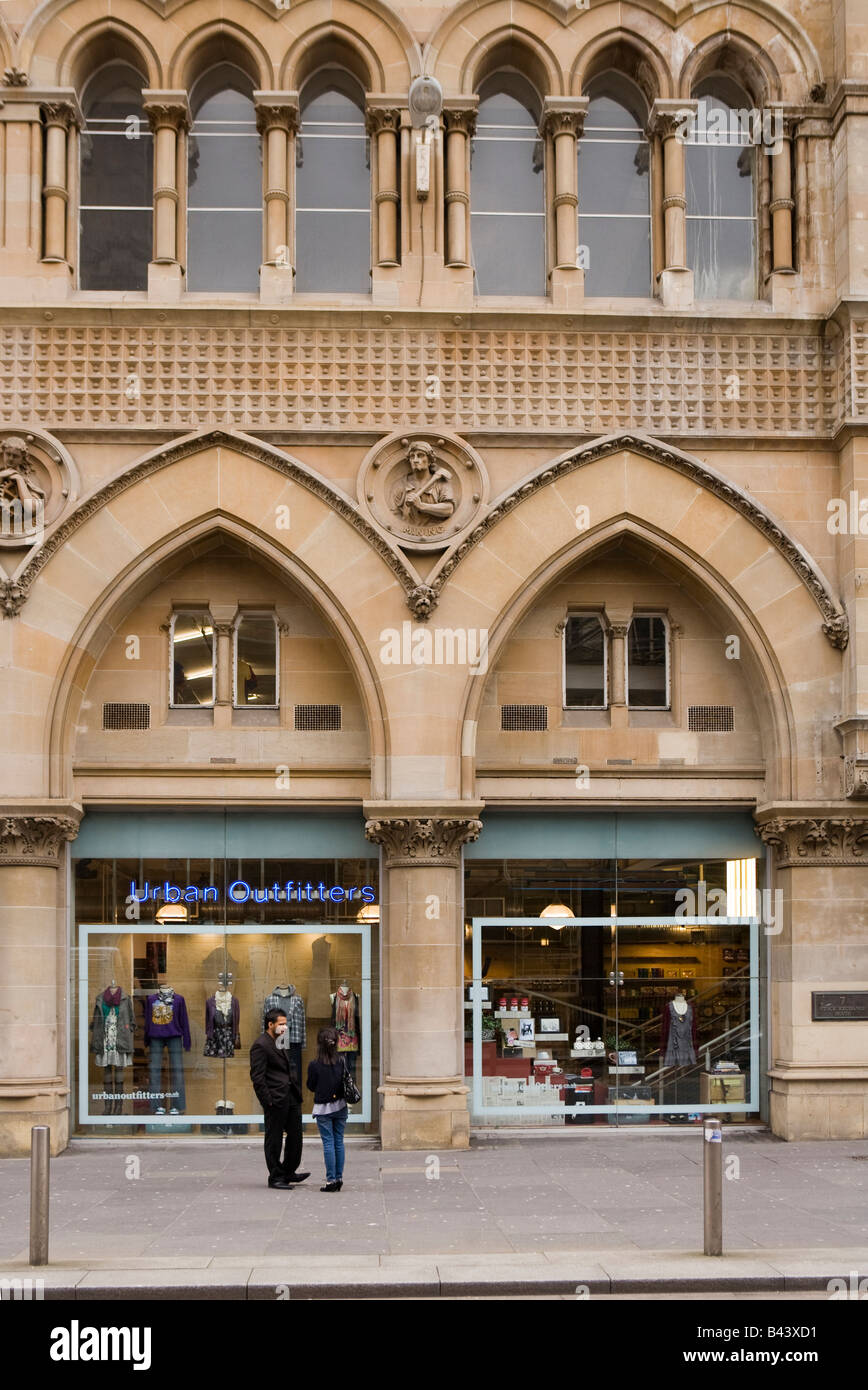 UK Scotland Glasgow Buchanan Street shop dans un élégant immeuble néo-gothique avec fenêtres Banque D'Images