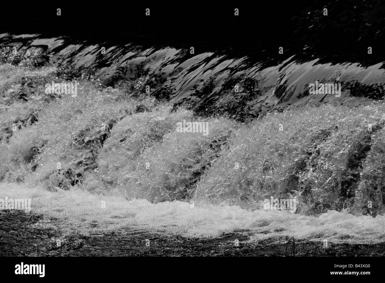 Chute près de Colwith Falls, Little Langdale, Lake District, Cumbria en noir et blanc Banque D'Images