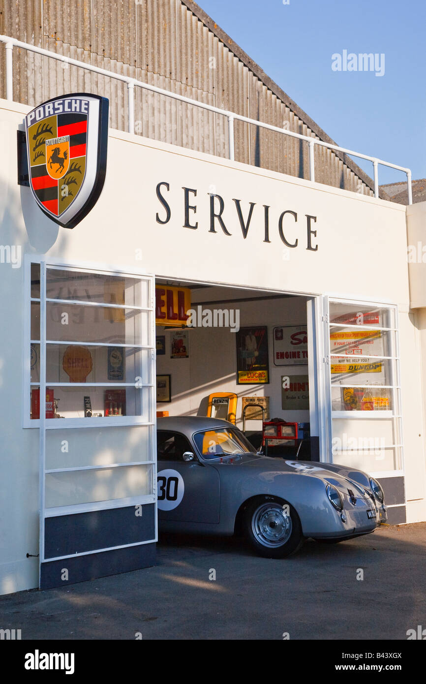 Style Art déco garage et atelier de la guède Corner car sales d'exposition de 1940 au Goodwood Revival West Sussex UK 2008 Banque D'Images