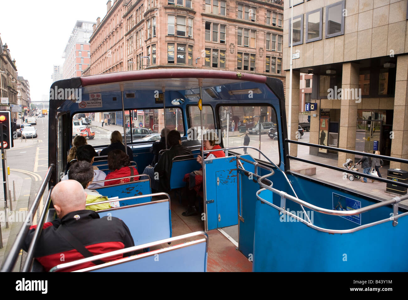 UK Scotland Glasgow Argyle Street les touristes en haut du bus panoramique ouvert sur les sites touristiques d' Banque D'Images