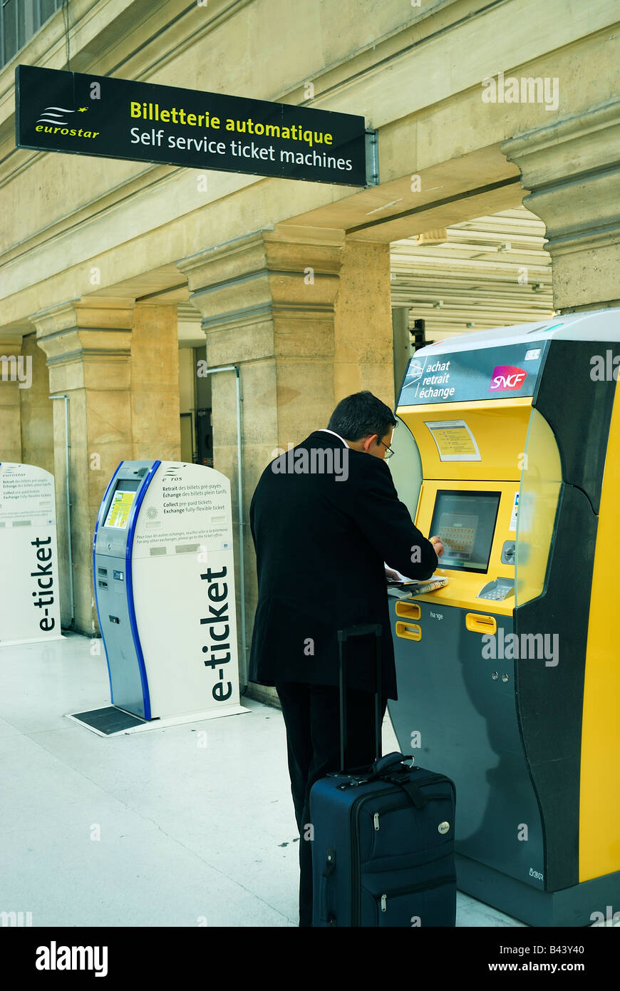 Paris France, Gare du Nord, Man from Behind, Acheter un billet de train au distributeur