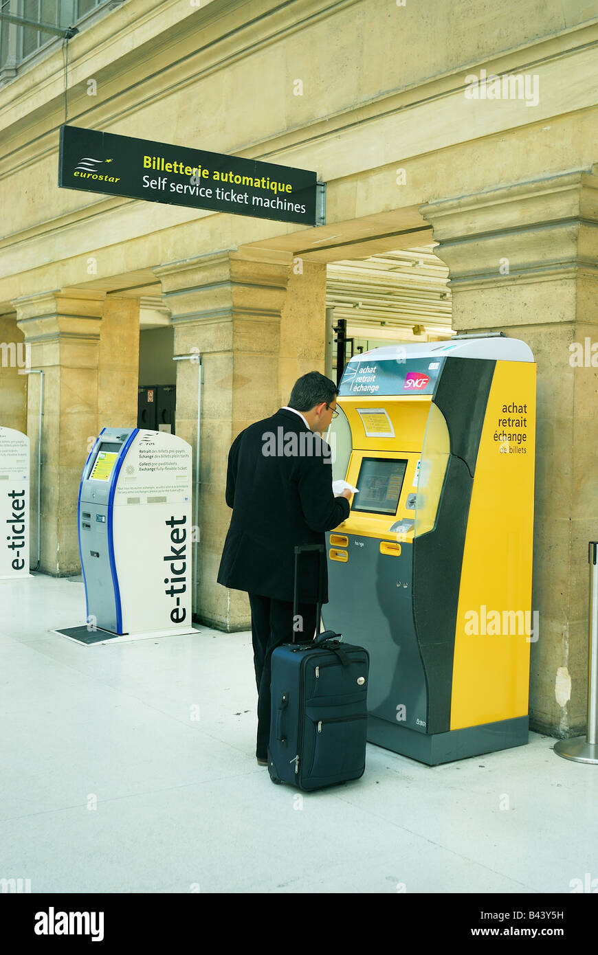 Paris, France, 'Gare du Nord' Gare, l'homme l'achat du billet de train de  distributeur automatique Photo Stock - Alamy