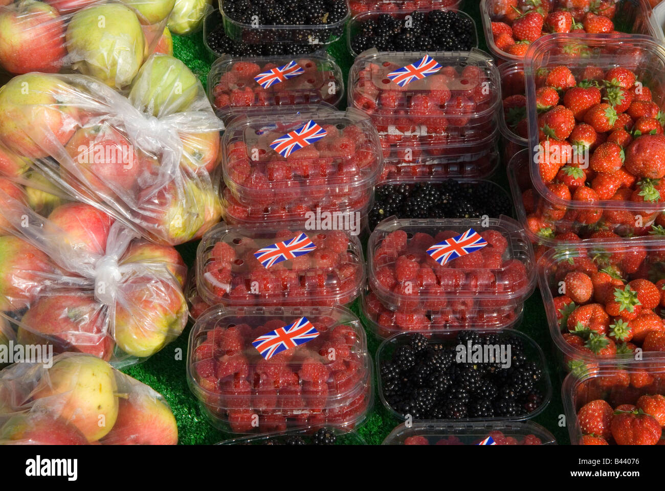 Framboises anglaises à vendre autocollant drapeau Union Jack, pommes et fraises au Blackheath Farmers Market Londres Royaume-Uni années 2008 2000 HOMER SYKES Banque D'Images