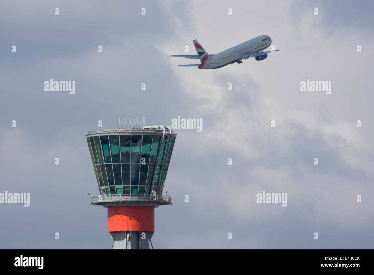 Northwest Airlines Airbus A330 décolle dans l'arrière-plan de la tour de contrôle de London Heathrow. Banque D'Images