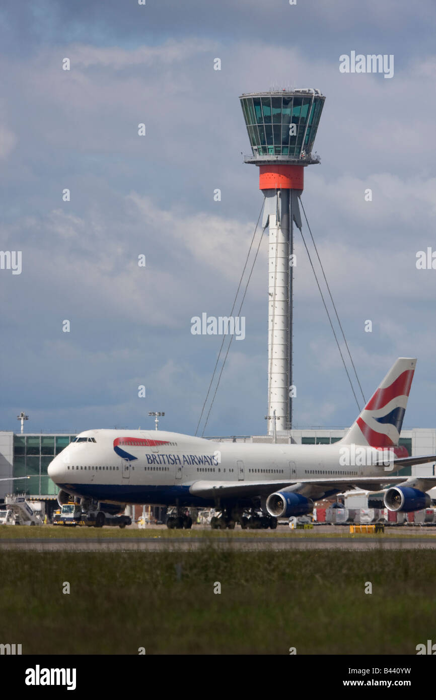 British Airways Boeing 747 au sol en face de la tour de contrôle de London Heathrow. Banque D'Images
