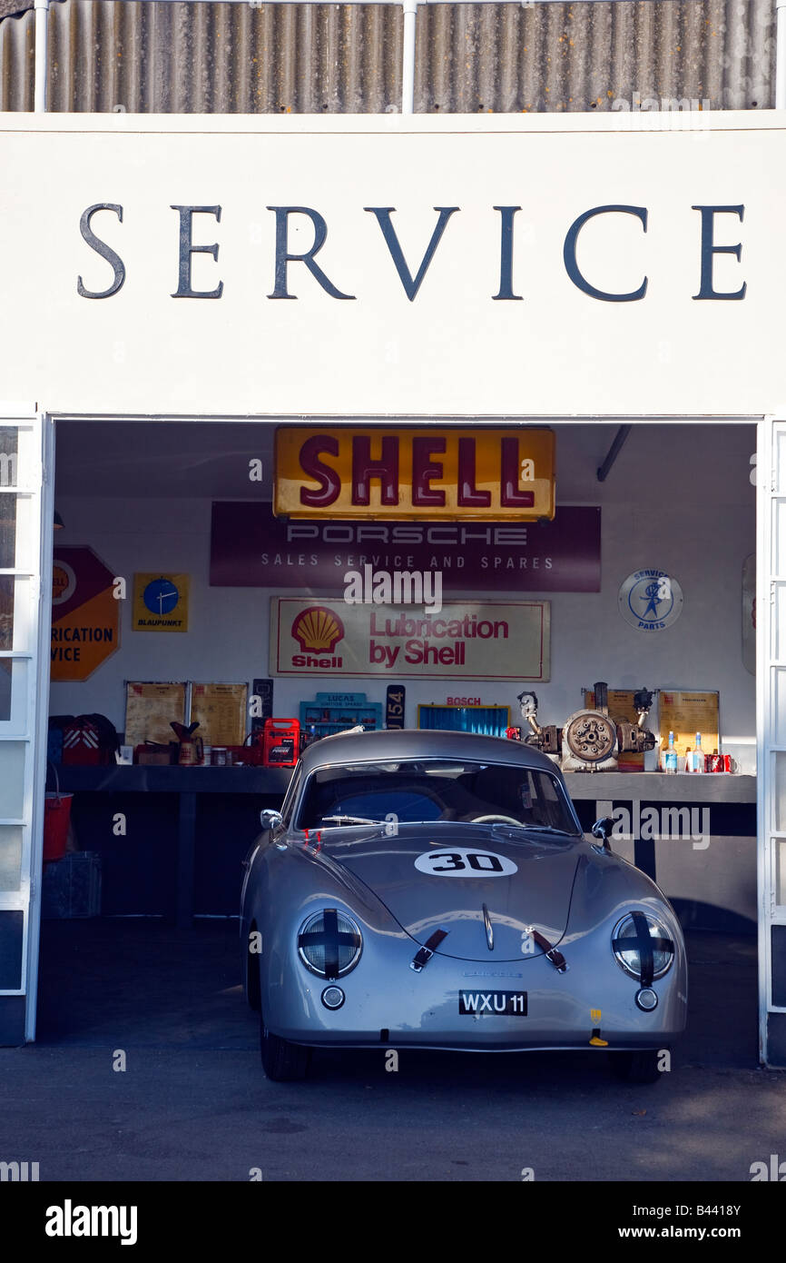Style Art déco garage et atelier de la guède Corner car sales d'exposition de 1940 au Goodwood Revival West Sussex UK 2008 Banque D'Images