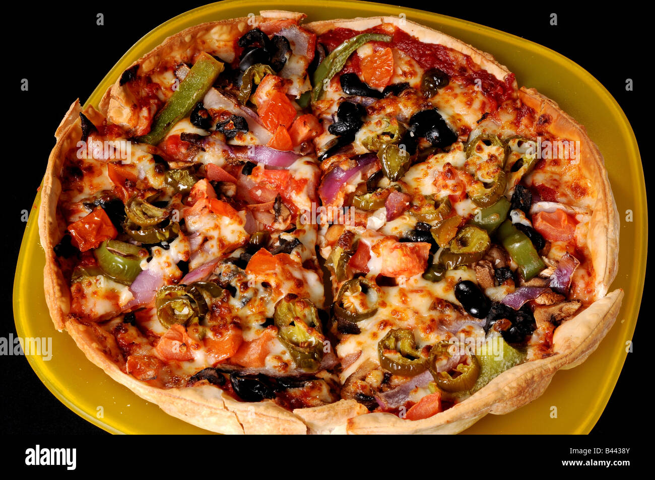 Pizza mexicaine avec des piments sur fond noir Banque D'Images